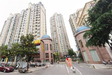 酿造厂小区精装套三140平米带车库24.8平售价81.2万